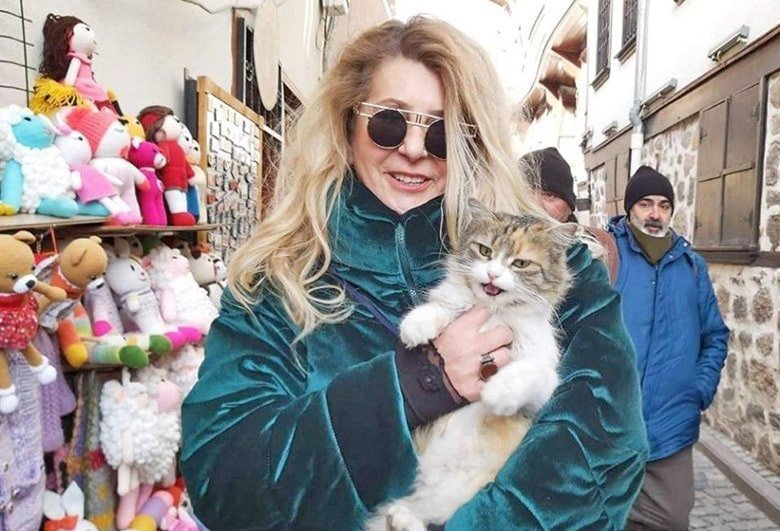 Sanatçı, araştırmacı ve çevreci kişiliğiyle ön planda olan Oya İslimyeli,