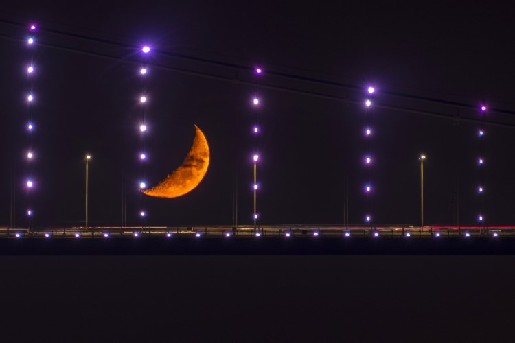 Hepimiz zaman zaman geceleri dolunayın ya da hilalin gökteki enfes