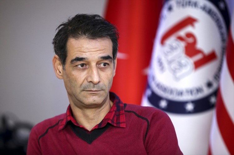 Ziyaret ettiği her ülkeden, Albert Camus’nun Yabancı adlı romanını edinmeyi