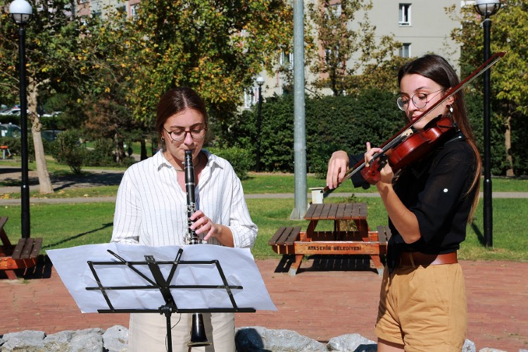 Ataşehir Belediyesi’nin 2009 yılından itibaren aralıksız sürdürdüğü sanat eğitimlerine katılan