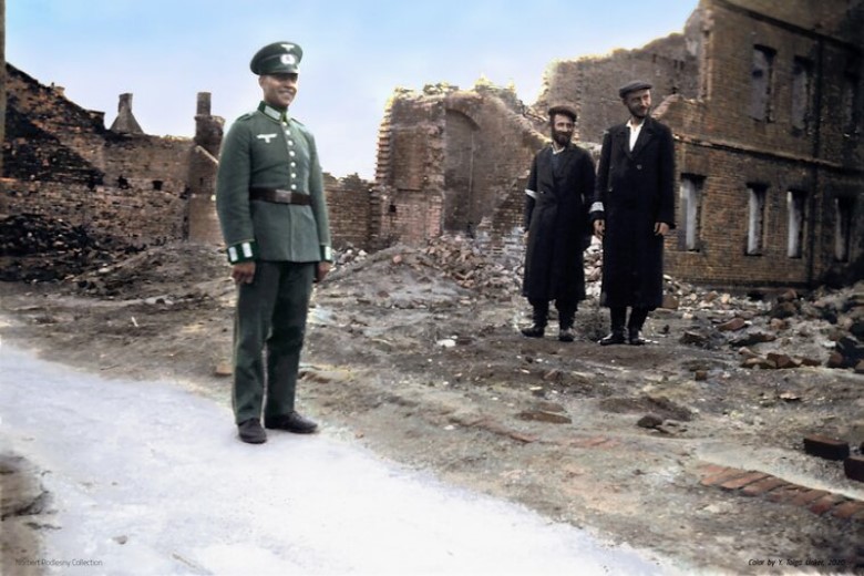 Norbert Podlesny koleksiyonundan seçilen ve Yusuf Tolga Ünker tarafından renklendirilen