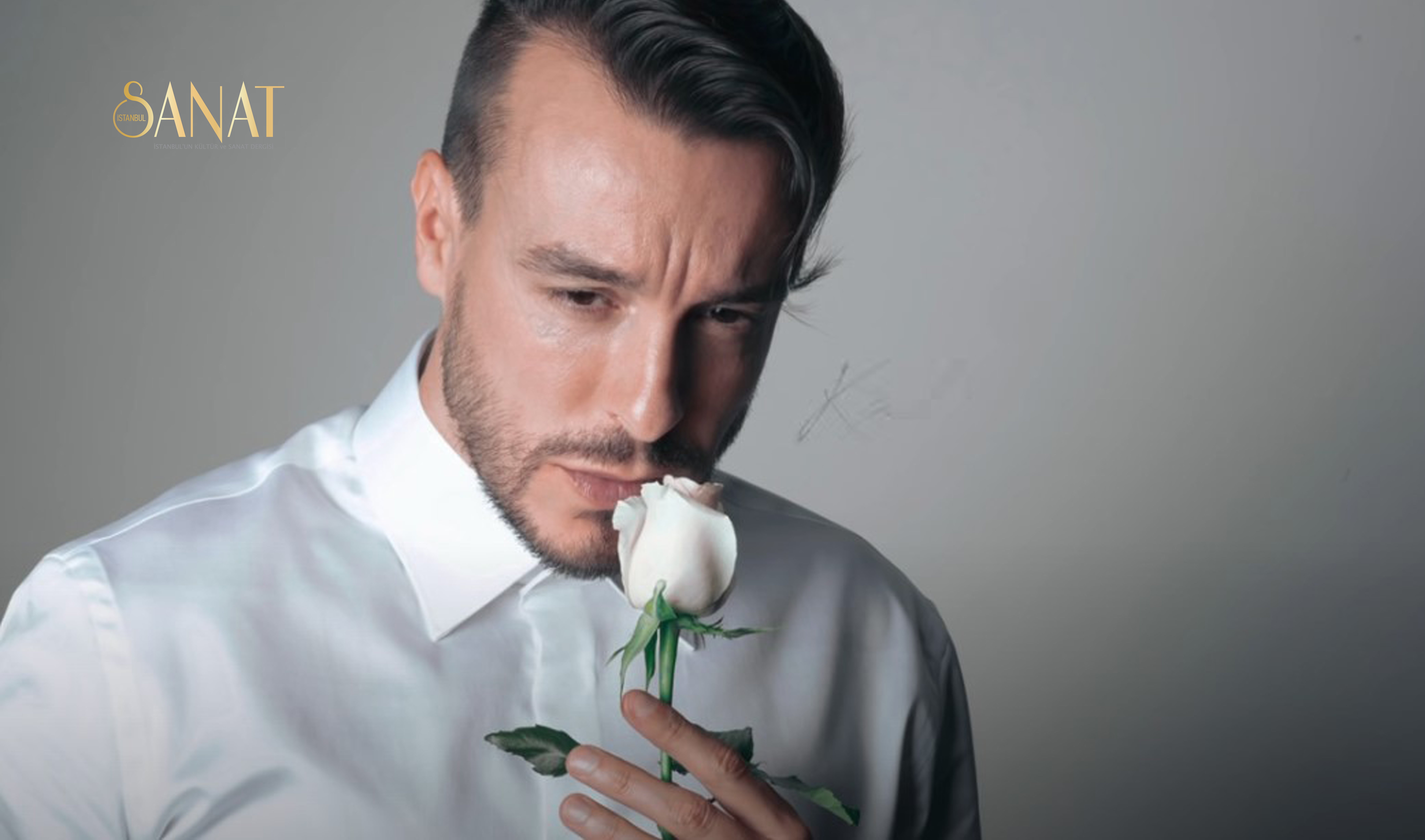 Cem Adrian, Türk Sanat Müziği eserlerini seslendirdiği yeni albümü “Solmayan