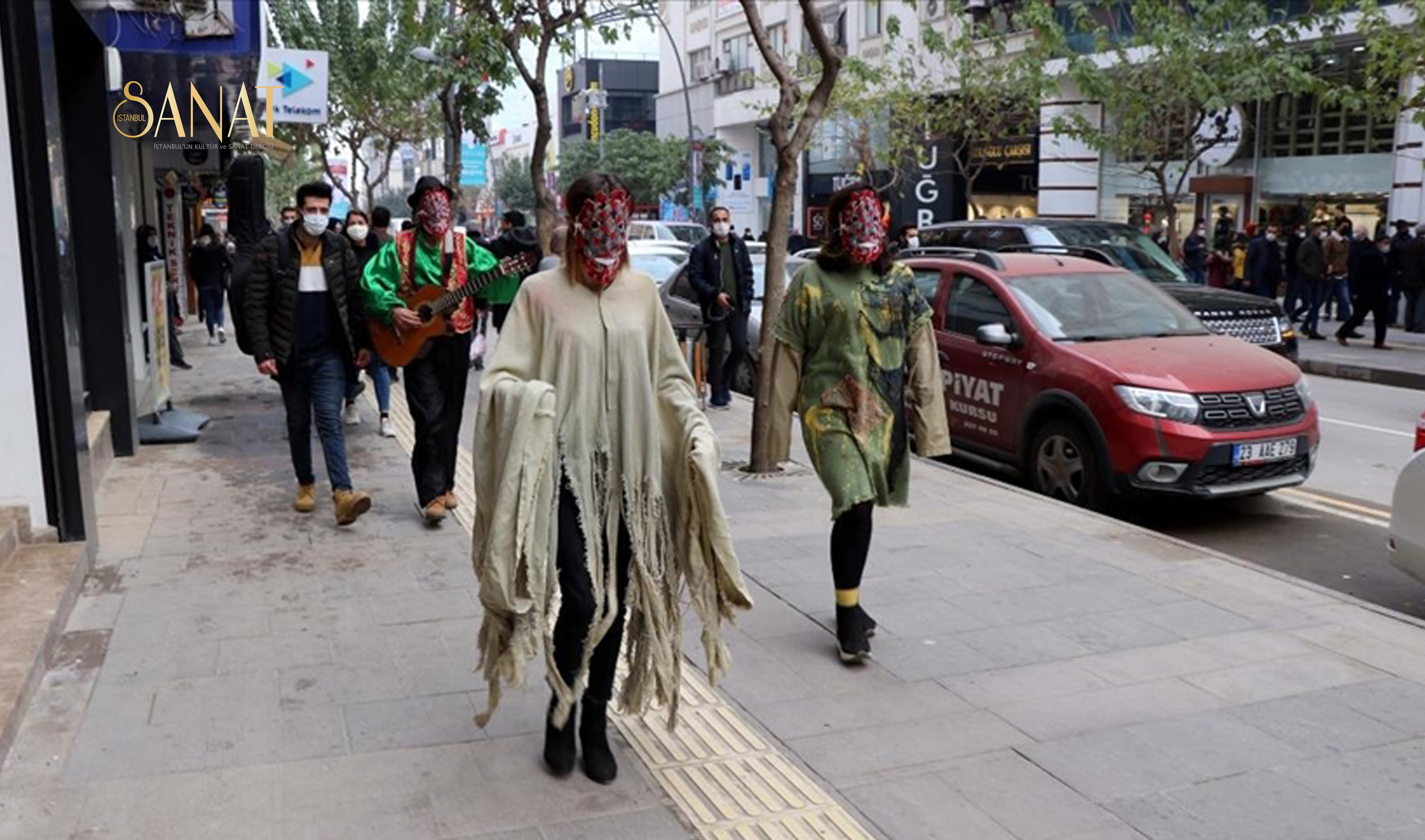 Elazığ’da bir grup tiyatrocu, yeni tip koronavirüsü anlatan kostümle işlek