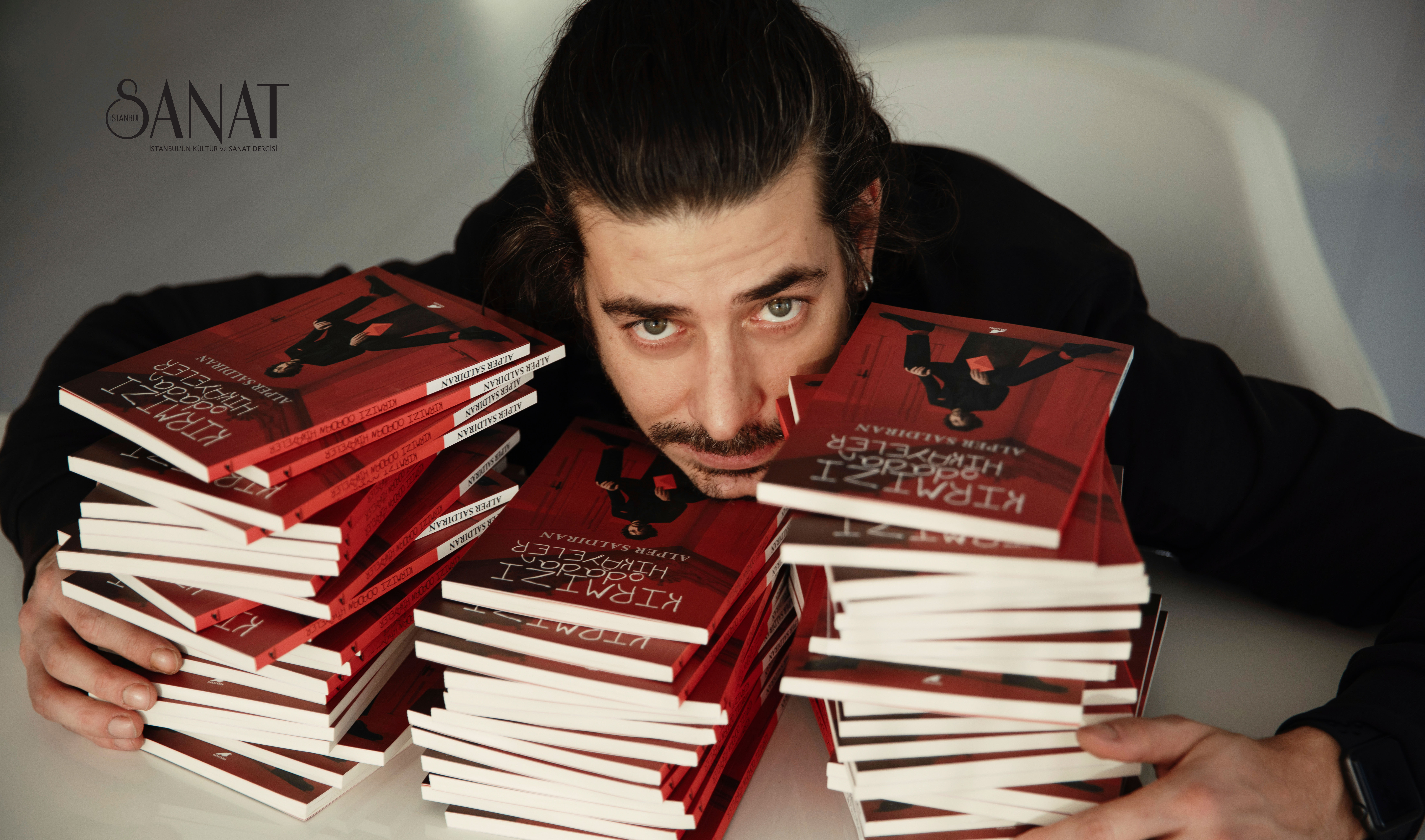 Oyunculuğunun yanı sıra yazarlığıyla da beğeni toplayan Alper Saldıran’ın büyük