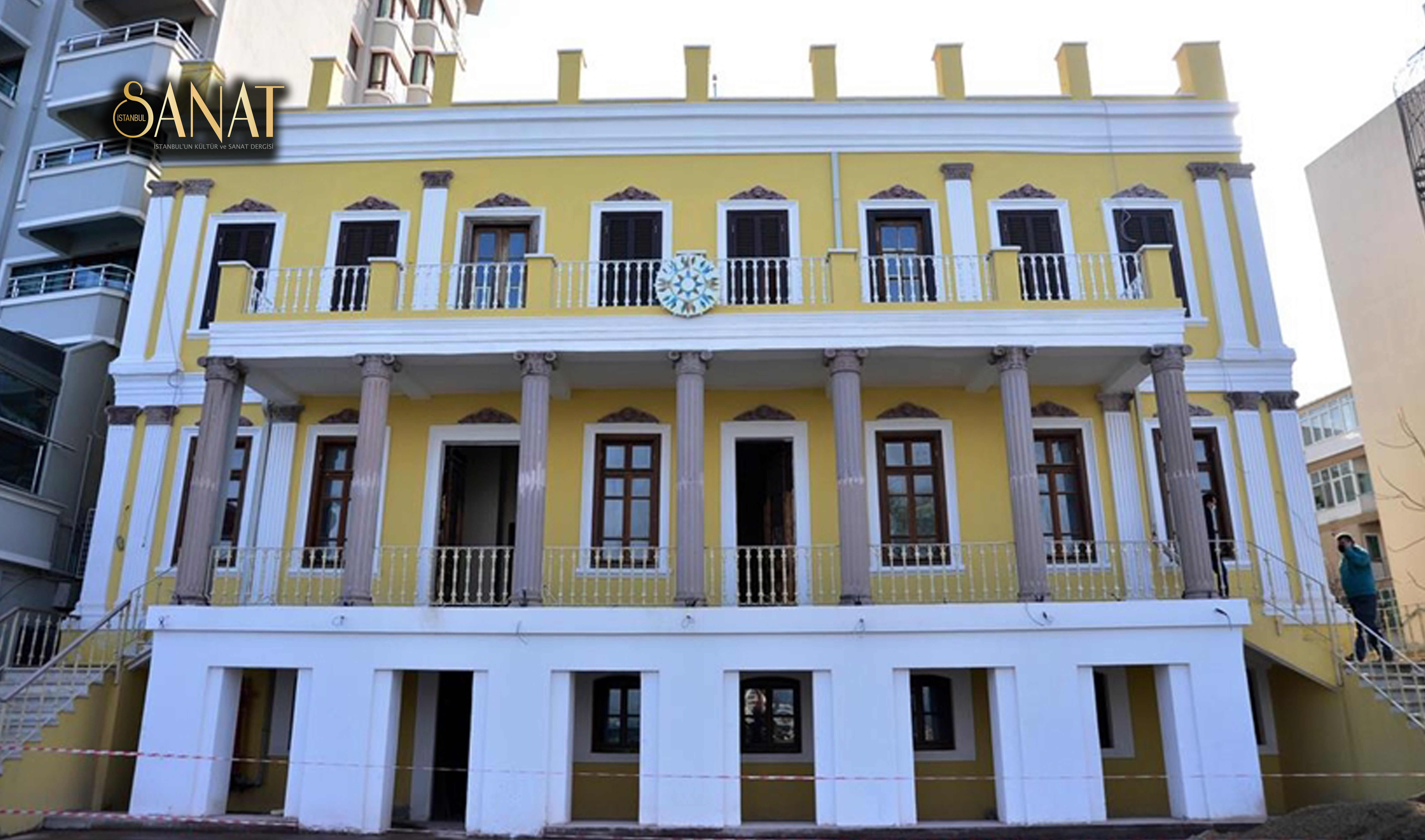 Kent merkezindeki Kordon Boyu’nda restorasyonu devam eden eski Sahil Sıhhiye