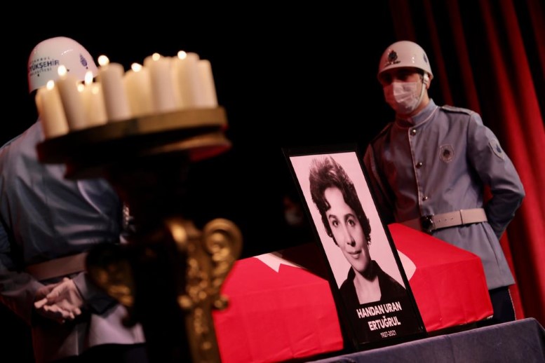 İBB Başkanı Ekrem İmamoğlu, Türk Tiyatrosu’nun sembol isimlerinden Muhsin Ertuğrul’un