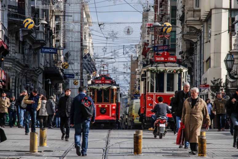 Fotoğraf sanatçısı Aramis Kalay’ın 14. Kişisel sergisi “Streetwise İstanbul”, Amerikalı