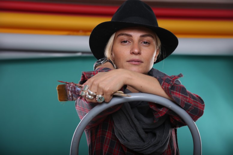 Barış savunucusu kimliğiyle tanınan İranlı Ressam Sahar Khalkhalian, yeni bir