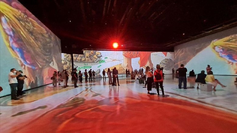 Parallel Universe Exhibition by Ouchhh’un yapay zeka ve sanatı birleştiren