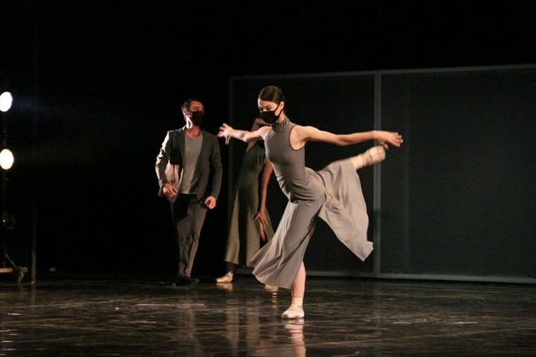 Antalya Devlet Opera ve Balesi (ANTDOB) sanatçıları ile sağlık çalışanları,