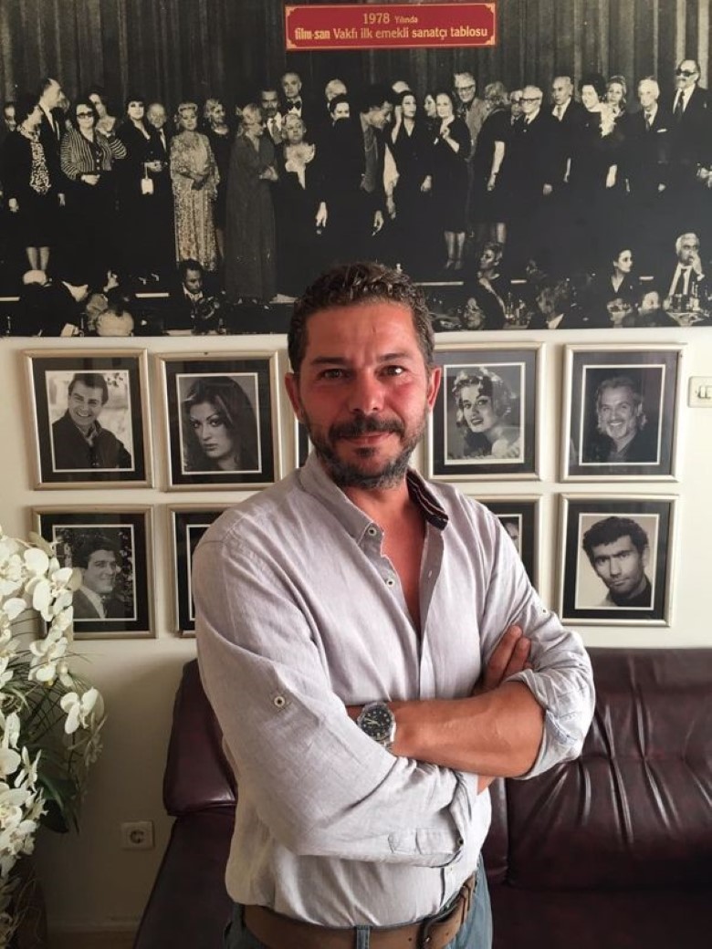 Bizimkiler dizisiyle başlayan Oyunculuk serüvenini 90’lar, Behzat Ç gibi başarılı