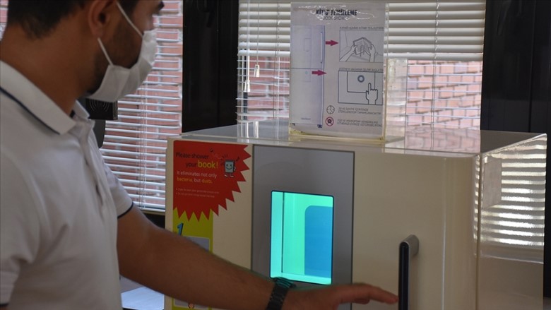 Anadolu Üniversitesi yerleşkesindeki kütüphanede yer alan kitaplar, Covid-19’dan korunmak için