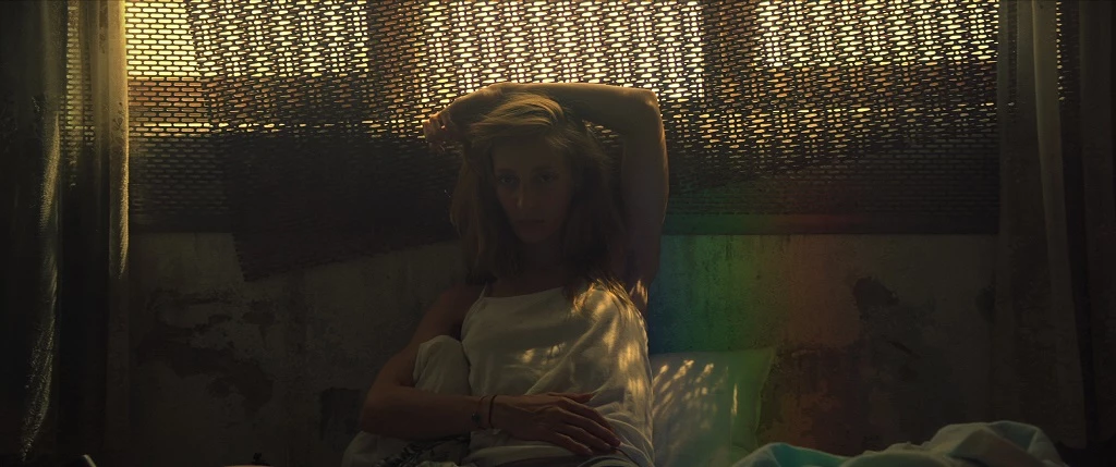 Küçük bir Hakikat, Kırmızı Alarm&nbsp;gibi ödüllü kısalarıyla tanıdığımız yönetmen Emre