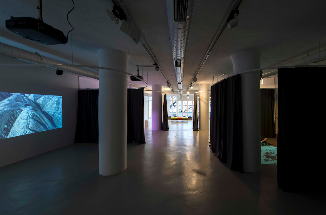 Türkiye çağdaş sanatını destekleyen projeleriyle 10. yılını kutlayan&nbsp;SAHA’nın Beyoğlu’nda&nbsp;sanatçı ve