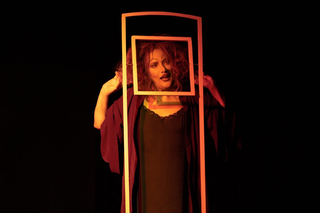 Canlandırdığı dizi karakterleriyle herkesin kalbinde yer edinen Janset Paçal “Tomris”