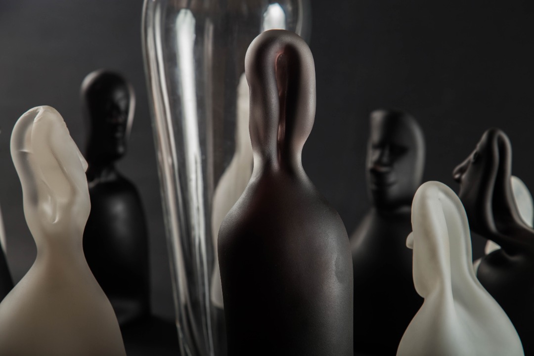 Sıcak cam üfleme tekniğinde işler üreten Mete Bahtiyar Karataş’ın “Kısa