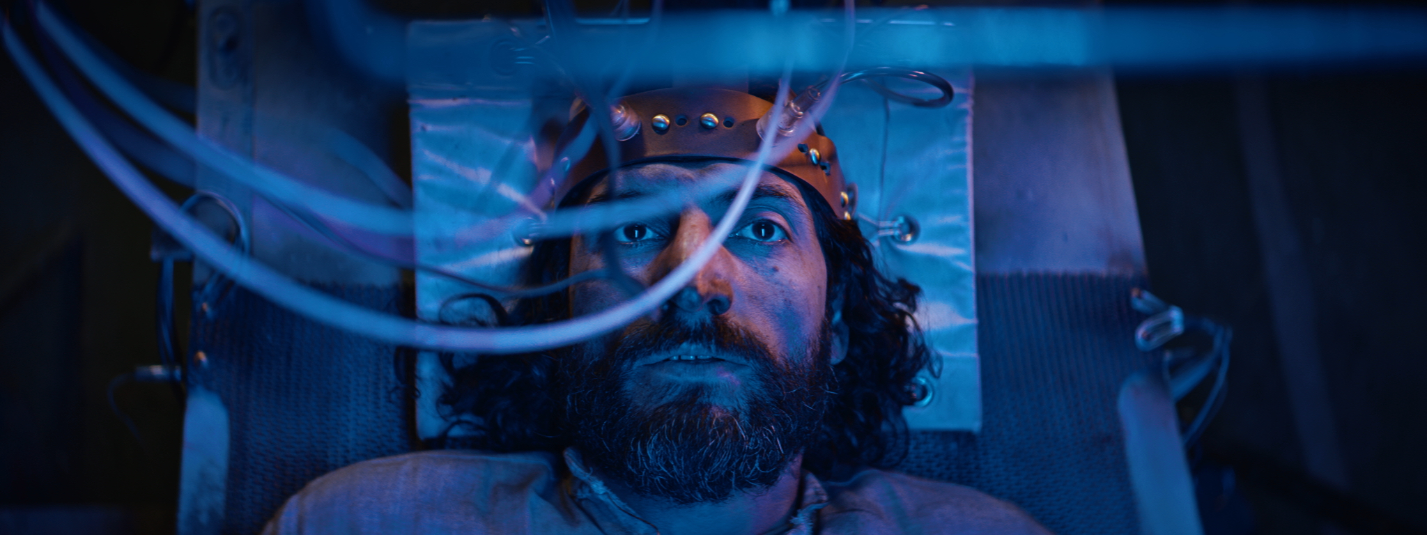 Yönetmenliğini&nbsp;Erdem Tepegöz’ün, yapımcılığını&nbsp;Contact Film Works’un, ortak yapımcılığını ise&nbsp;TRT’nin üstlendiği&nbsp;‘Gölgeler İçinde’,&nbsp;bu