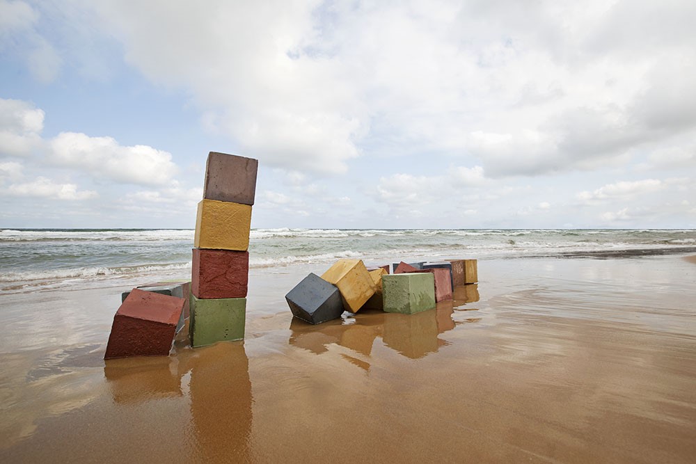 Oyun kavramını yerleştirmeler ve fotoğraflar üzerinden izleyiciye sunan sergi, Eda