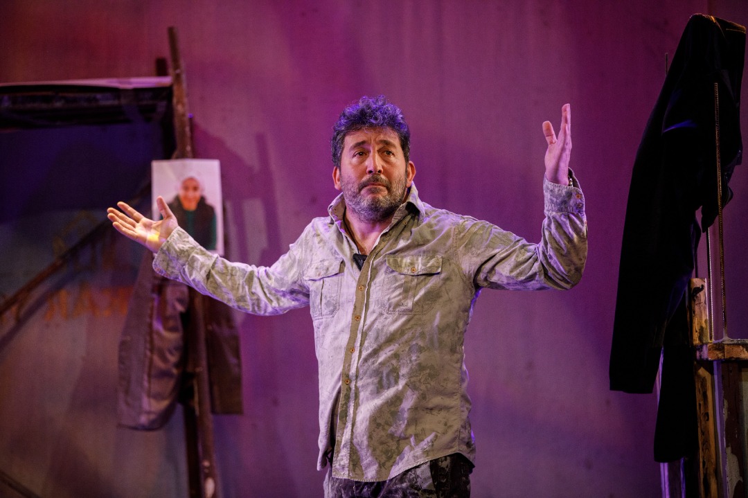 Emre Kınay’ın, yürek burkan bir hikâyeyi güçlü performansıyla sahneye taşıdığı