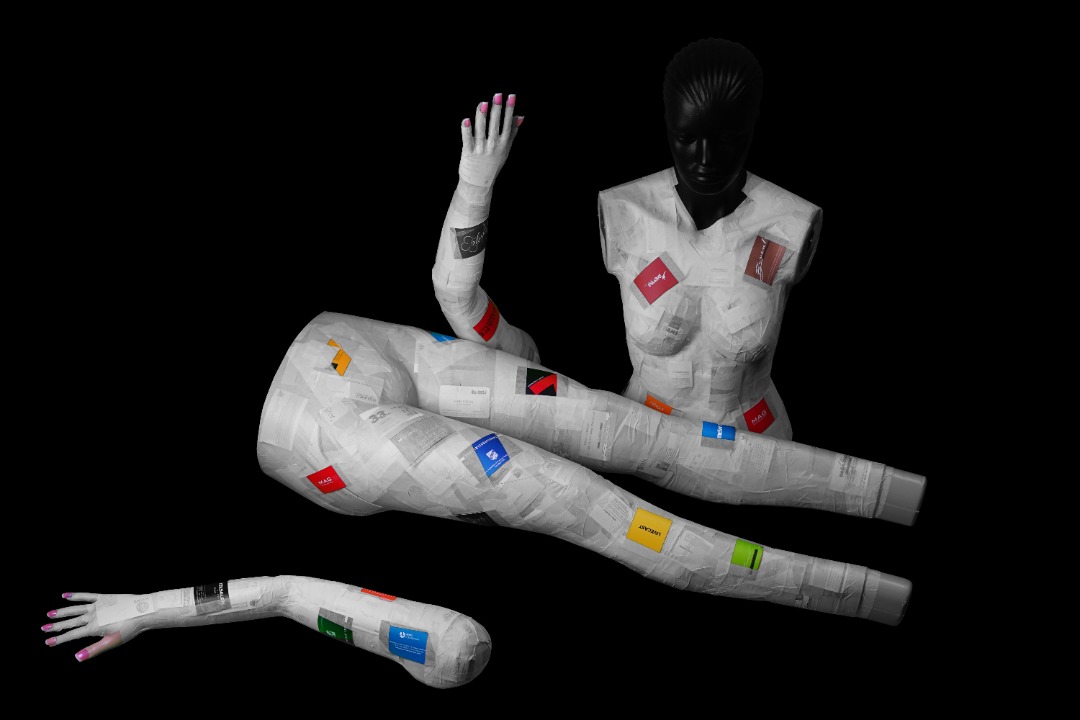 Kavramsal/protest sanatçı ve yazar Erhan Us‘un on birinci kişisel sergisi