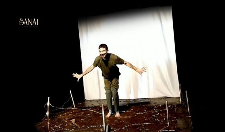 Sarsıcı hikayesi, özgün sahne dili ve yüksek temposuyla seyircisini şaşırtmayı