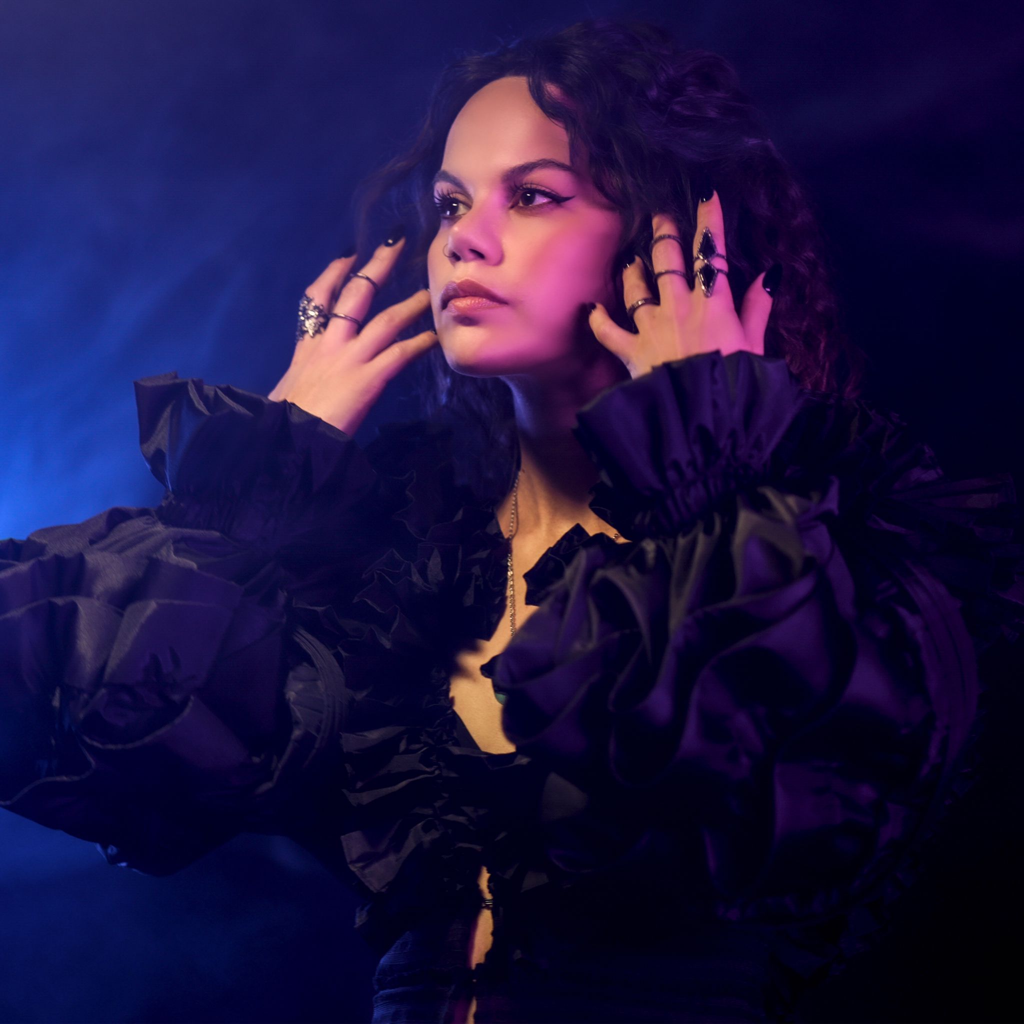 Sevilen sanatçı Tuğçe Türker, söz ve müziği kendine ait “Kara