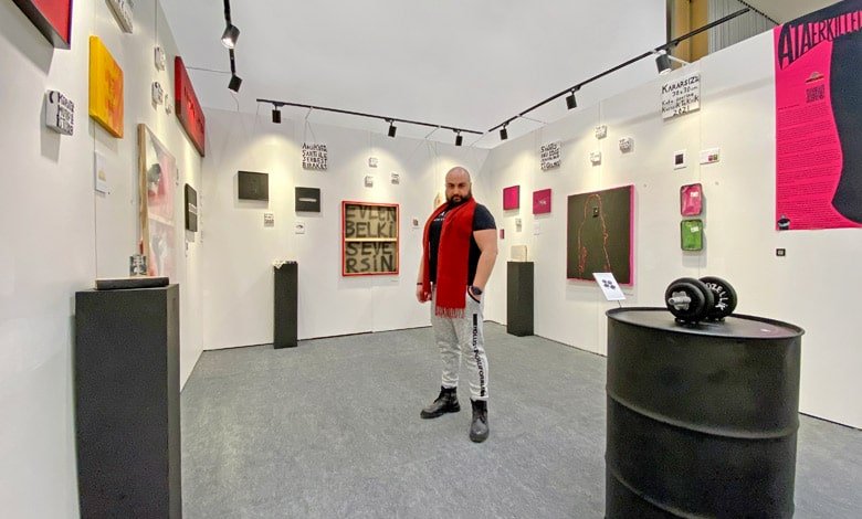 Kavramsal/protest sanatçı ve yazar Erhan Us’un on birinci kişisel sergisi