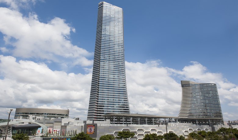 Dünyaca ünlü kültür sanat etkinliklerine ev sahipliği yaparak klasik AVM