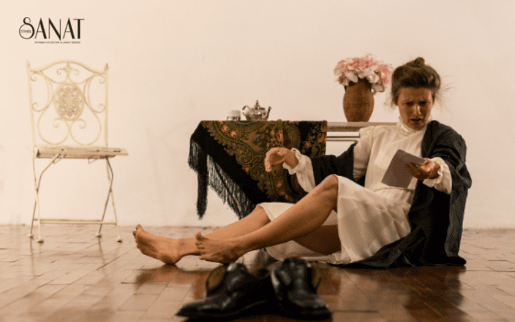 Tarihin önünde duran bir kadın. Karşısında kendi ışıkları ve kendi