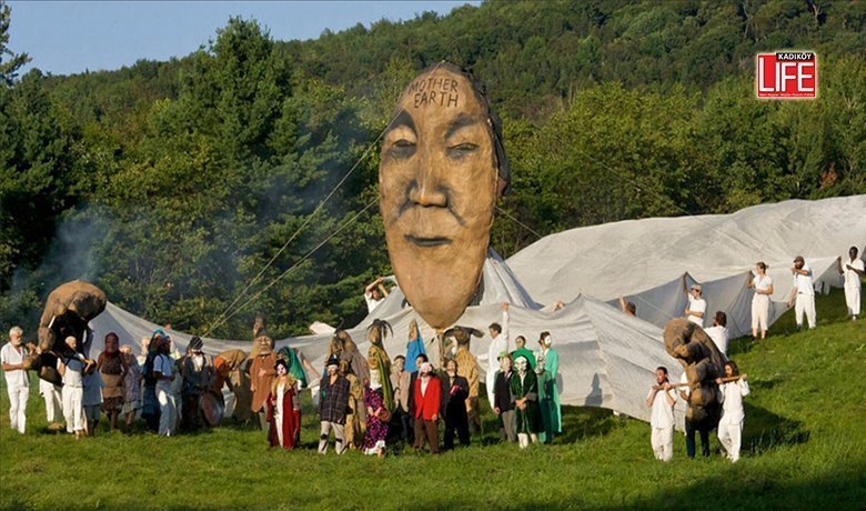 Beyoğlu, Kadıköy, Fatih ve Zeytinburnu’nda yer alan 12 sergi mekanında