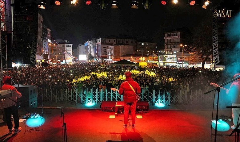 Şehrin meydanlarını müzikle dolduran “İstanbul Kavuştayı” geri dönüyor. Göksel’den Kaan
