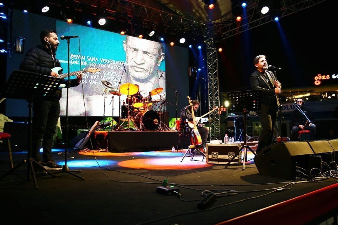 Âşıklık geleneğinin en büyük temsilcilerinden Âşık Veysel Şatıroğlu, Sarıyer’de anıldı.