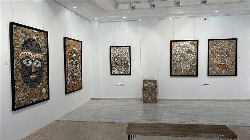 Ressam Demet Atay’ın atık maddelerden yaptığı tablolardan oluşan “Artık Atık