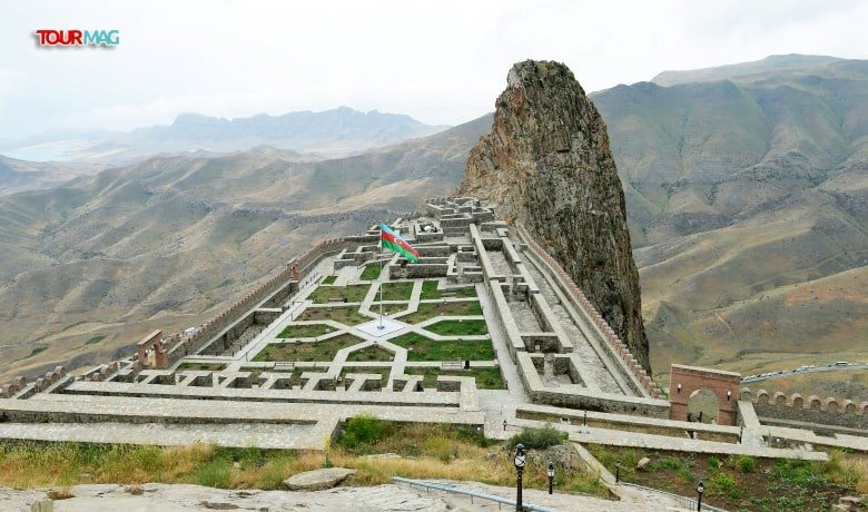 Azerbaycan, ülke tarihinin çeşitli ve dramatik sayfalarının anıtları olarak duran