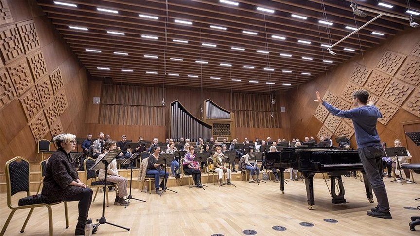 Türkiye’nin yetiştirdiği önemli müzisyenlerden Şef Hikmet Şimşek’in girişimleriyle 1988’de kurulan,