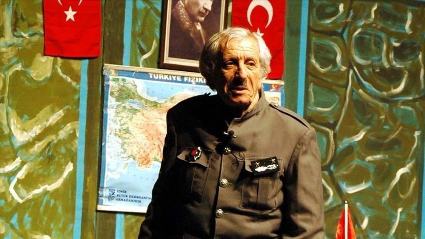 Tiyatroda oynadığı karakterler, esprileri ve samimi tavırlarıyla izleyicinin kalbinde yer