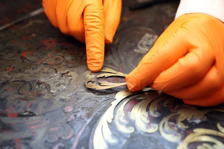 Milli Saraylar’ın Sedef Atölyesi’ndeki uzman restoratörler, Dolmabahçe Sarayı’ndaki piyanoların ardından