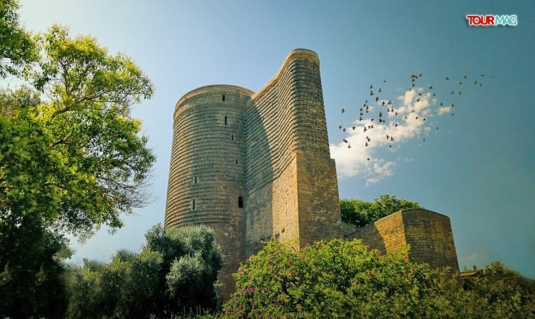 Azerbaycan, kültürel ve tarihi öneme sahip birçok değerli simge yapıya