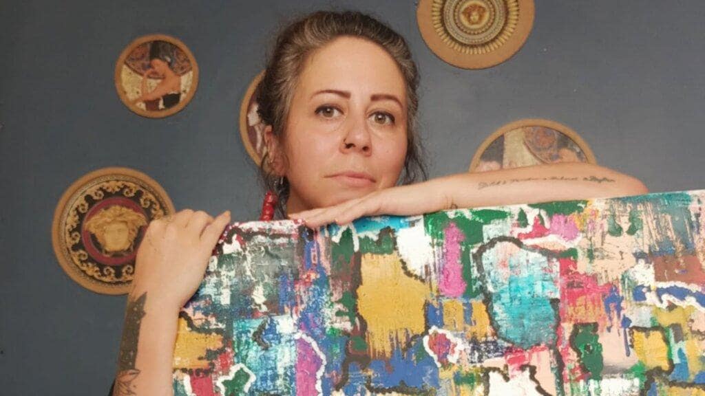 Soyut çalışmalarıyla tanınan ressam Gamze Kırşavoğlu, ilk solo sergisi “Suretler”