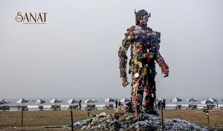 Bangladeş’in sahil kenti Cox’s Bazar’da plastik atıklardan 13 metre uzunluğunda