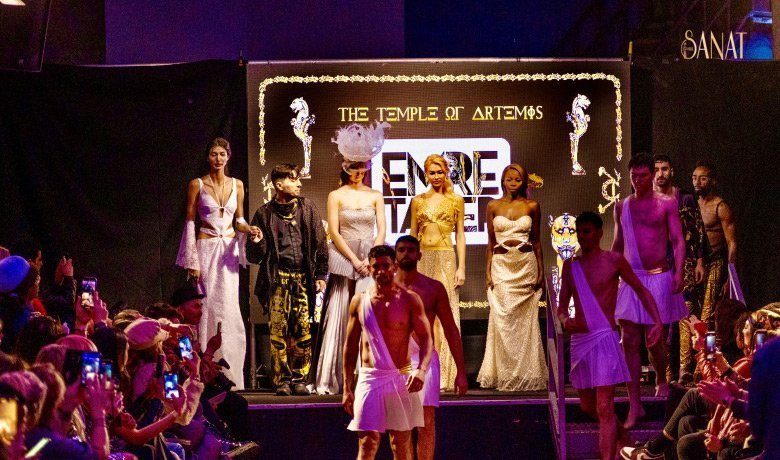 Yaşamını Londra’da sürdüren İzmirli ünlü tasarımcı Emre Tamer, 19 Şubat’ta