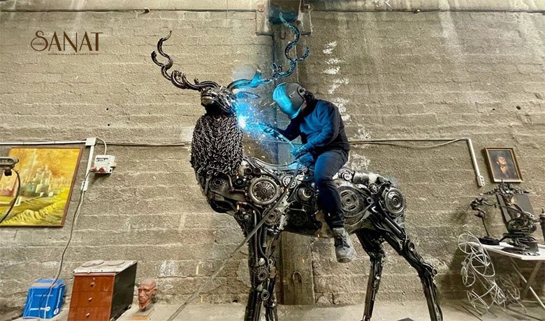 Metal heykel sanatçısı Mustafa Tuğrul, otomobil parçalarından mutfak araç ve