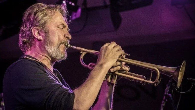 Caz müzik sahnesinin önemli isimlerinden Sabri Tuluğ Tırpan , Cenk