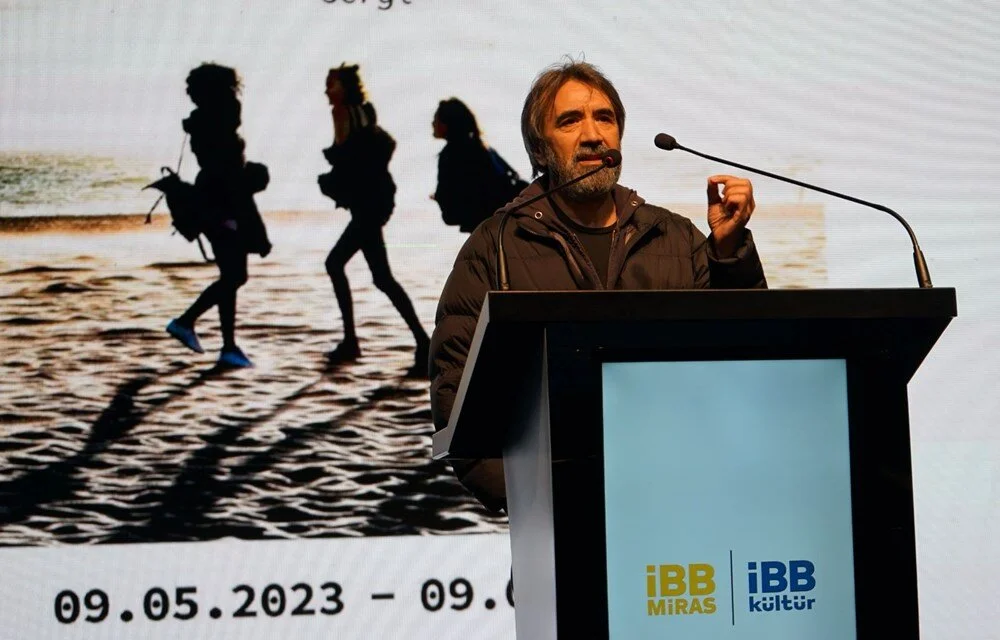 Sanat yönetmenliğini Ebru Yılmaz’ın üstlendiği, yönetmen Zeki Demirkubuz’un ilk kişisel