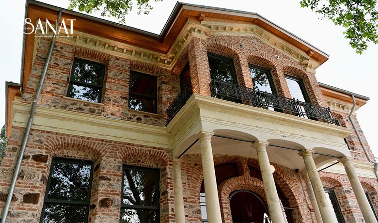 Büyükada’nın sembol mekânlarından biri olan, eski ilkokul binası Taş Mektep,