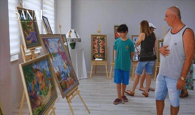 Balıkesir’in Edremit ilçesinde, kadınların iğne ve iplik kullanarak kumaş üzerine