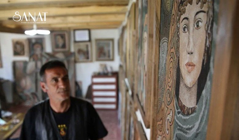 Doğadan topladığı renkli taşları el emeğiyle toza dönüştürerek resim yapan