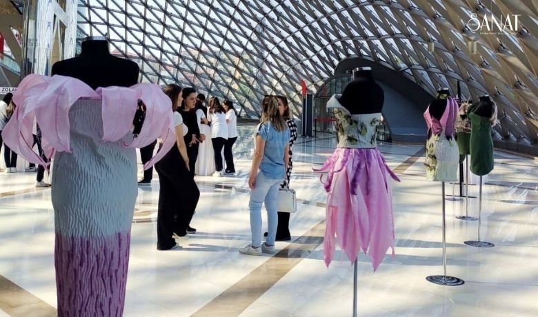 Çekici görüntüsü ve kokusuyla görenleri kendine hayran bırakan kaktüs çiçeği