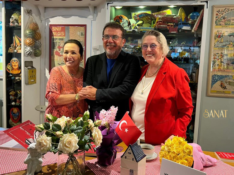 Kitap ile Sohbet Nebil Özgentürk