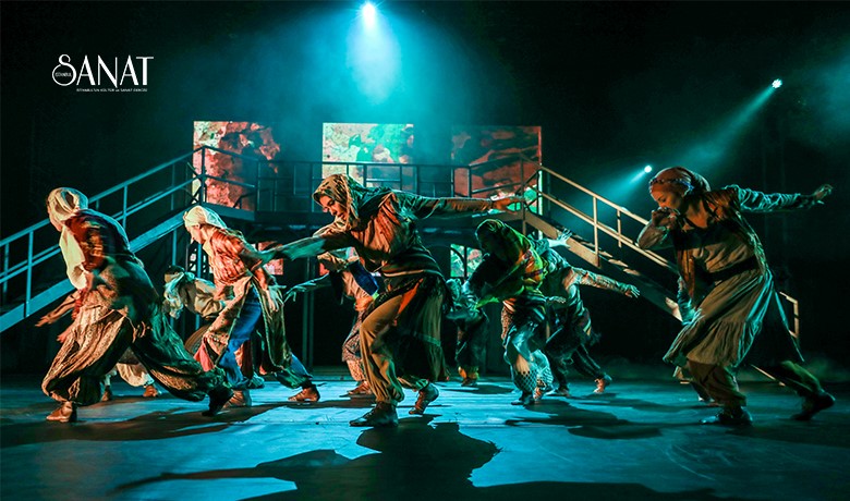 Sahne üstünde ve sahne arkasında 200 kişilik bir ekip çalışmasıyla